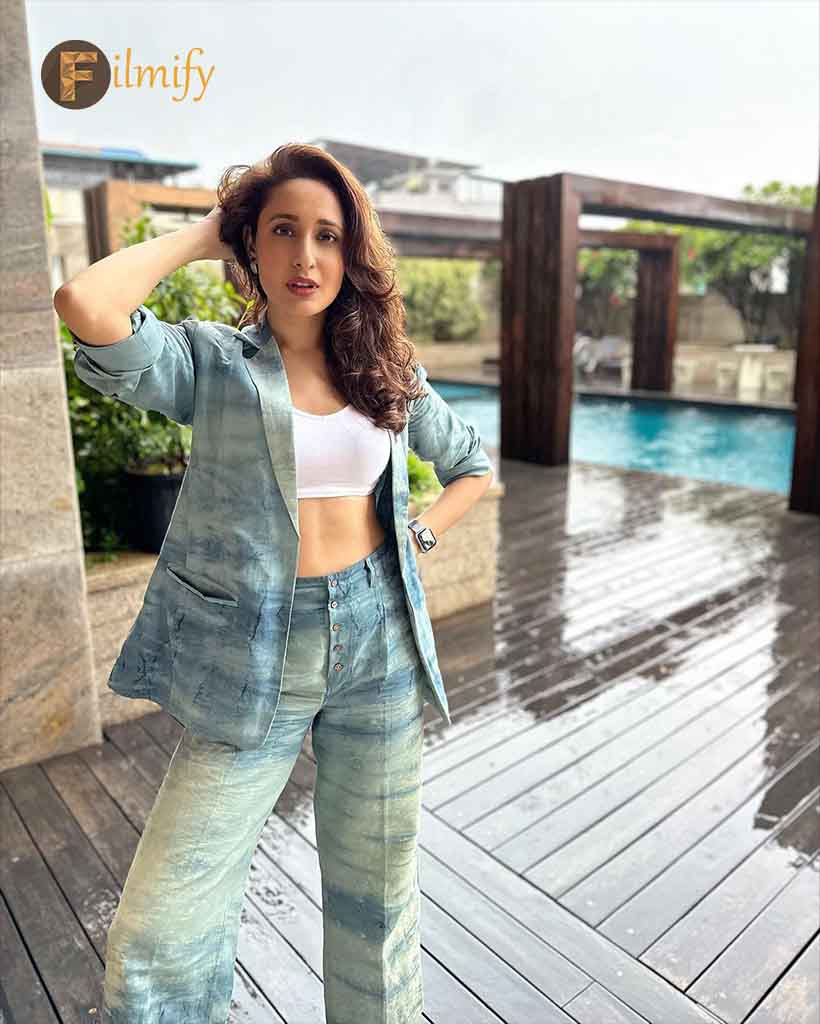 Pragya Jaiswal flaunts her trendy outfit