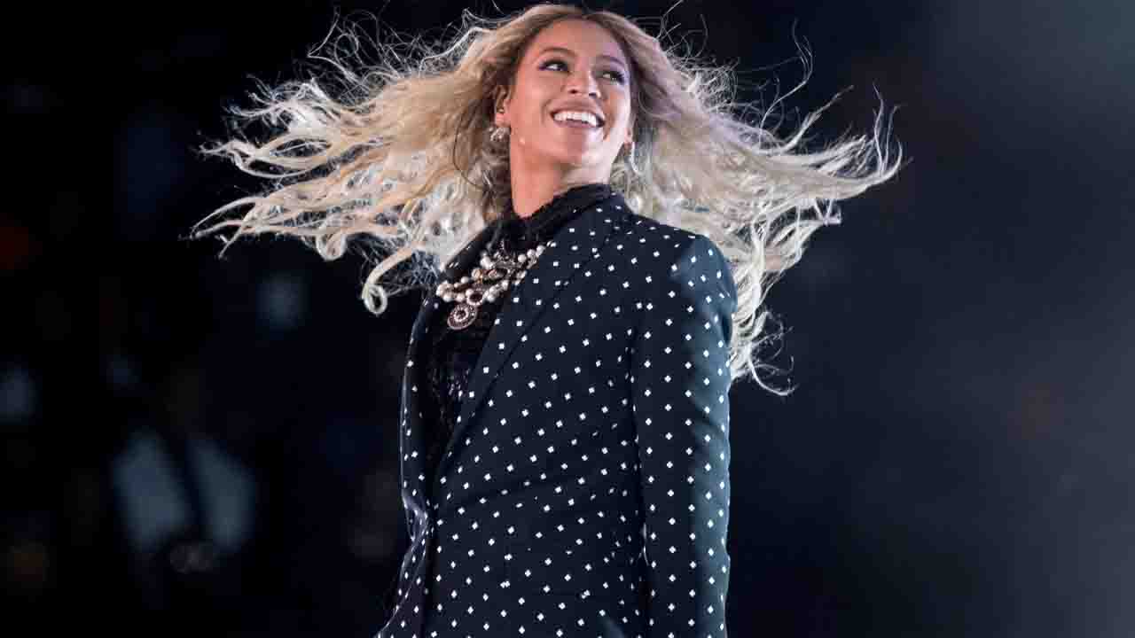 Beyonce broke her record, became the first black woman to top the Billboard Hot Country Songs charts.